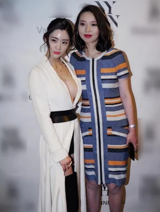 与董璇合影，性感身姿十分抢镜。