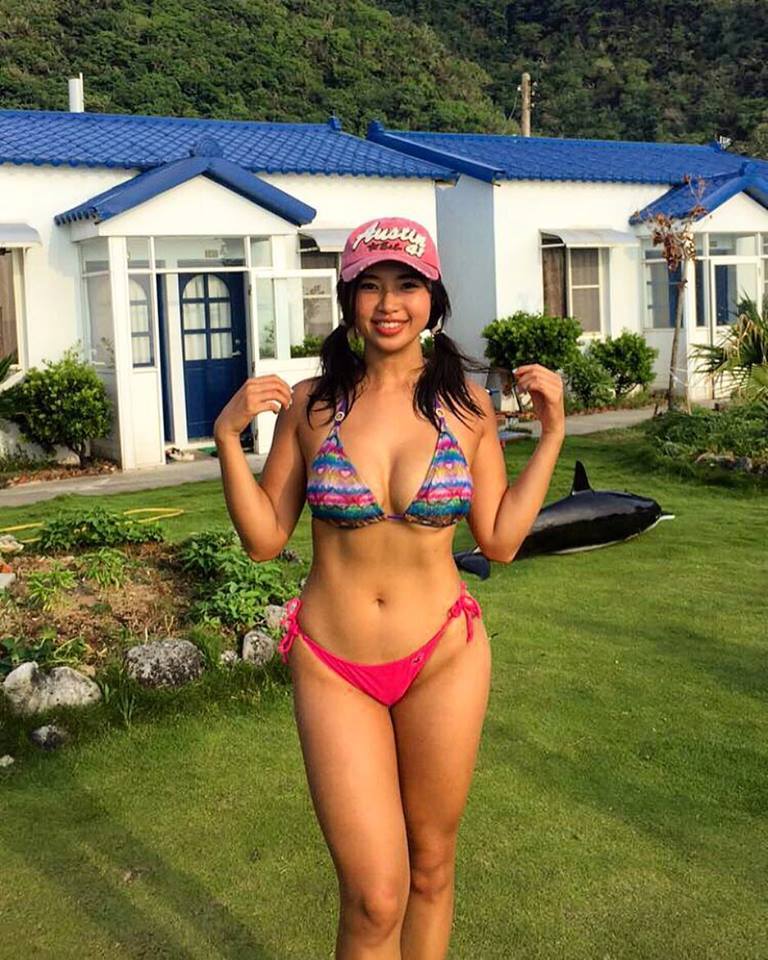 泳装显魔鬼身材。