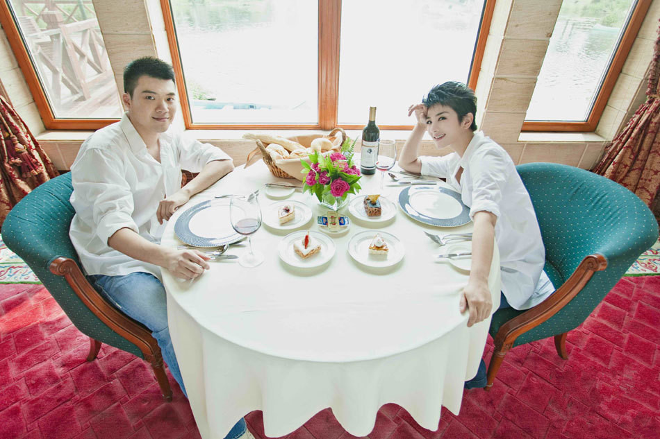 『黄奕：获女儿抚养权，净身出户』2014年10月，黄奕在微博发声明证实已与黄毅清离婚，引爆娱乐圈的“双黄”大战告一段落，在这场旷日已久的狗血大战中，两个人互相指责对方出轨。相比于两个人鸡飞狗跳的舆论战，他们之间的财产战却“和平”得很，黄奕和黄毅清正式离婚后，黄奕获得女儿的抚养权，并放弃财产，相当于净身出户。（资料来源：京华时报）