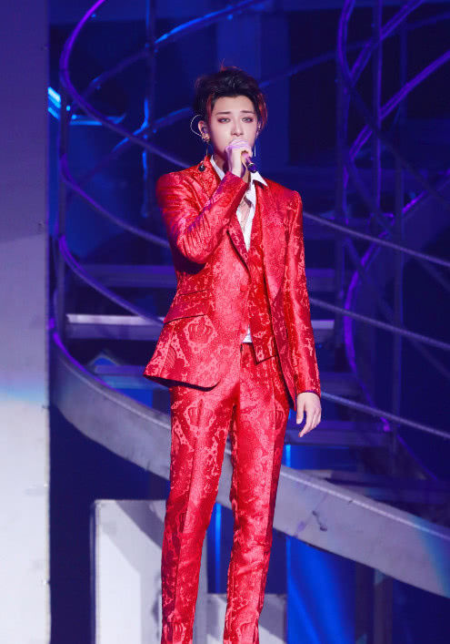 黄子韬纯素颜直播,脸型崩坏黑眼圈超明显,网友