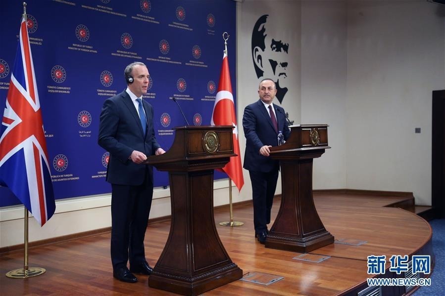 3月3日，在土耳其安卡拉，土耳其外长恰武什奥卢（右）与来访的英国外交大臣拉布出席联合新闻发布会。 