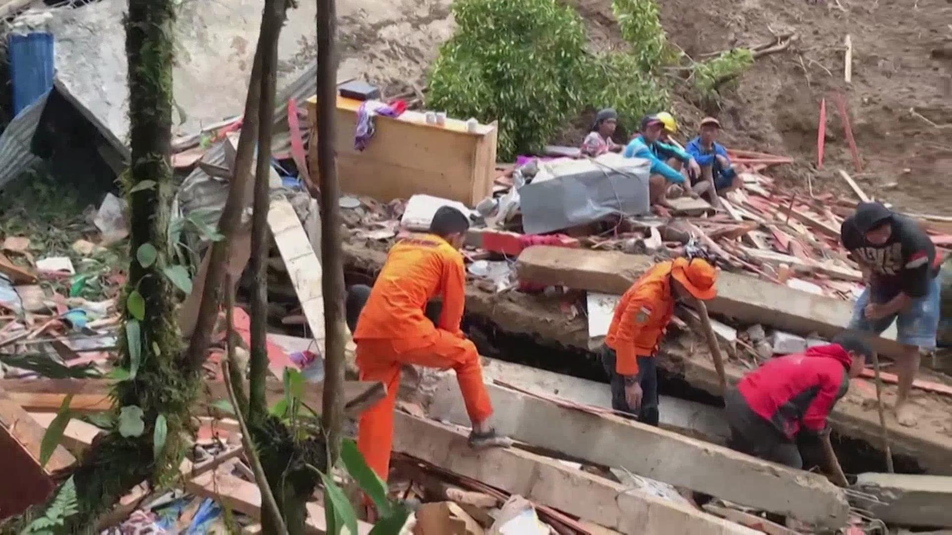 印尼中部发生山体滑坡 至少10余人死亡 印尼中部发生山体滑坡 至少10余人死亡