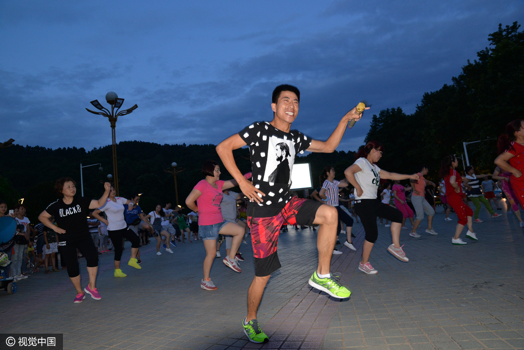 贵州遵义:"80后"男子广场跳广场舞倾倒路人