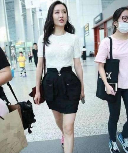 杨幂身穿渔网装与王鸥撞衫,身材差距很大,真不