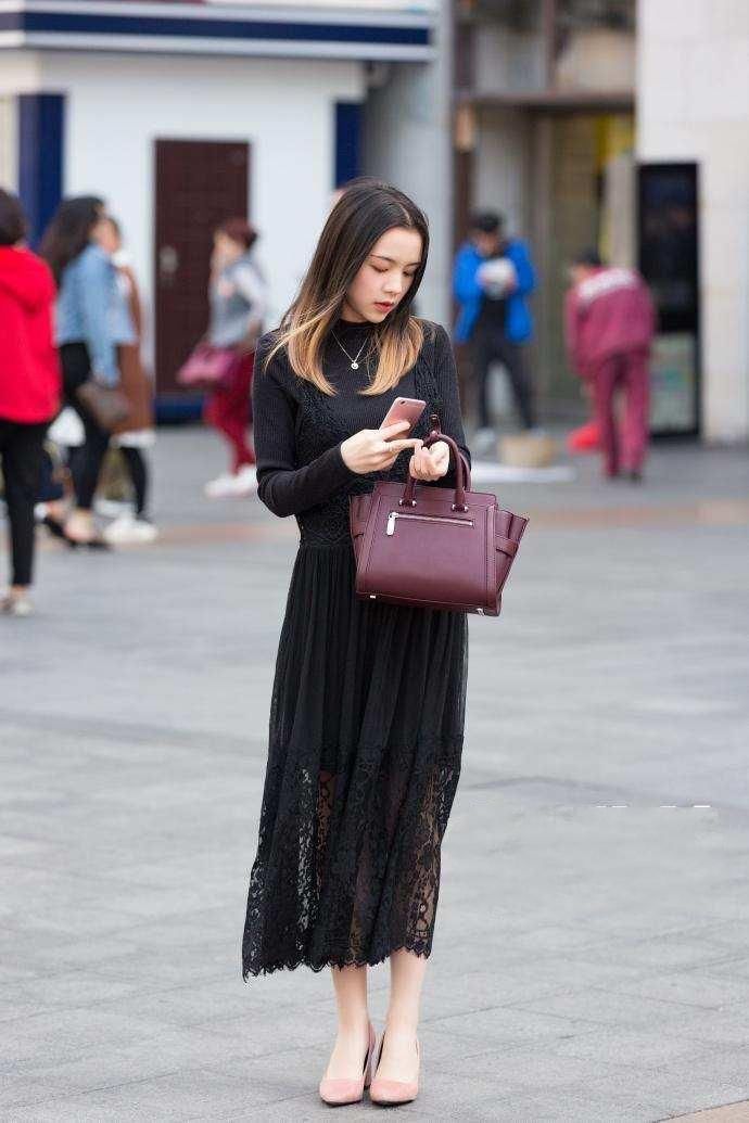 重庆街拍,露肩装上衣搭配破洞牛仔裤,张扬你的