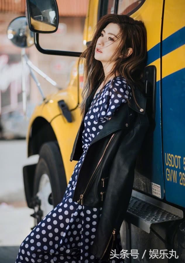 任家萱涅盘重生美得明媚,只能露右边也很美,网