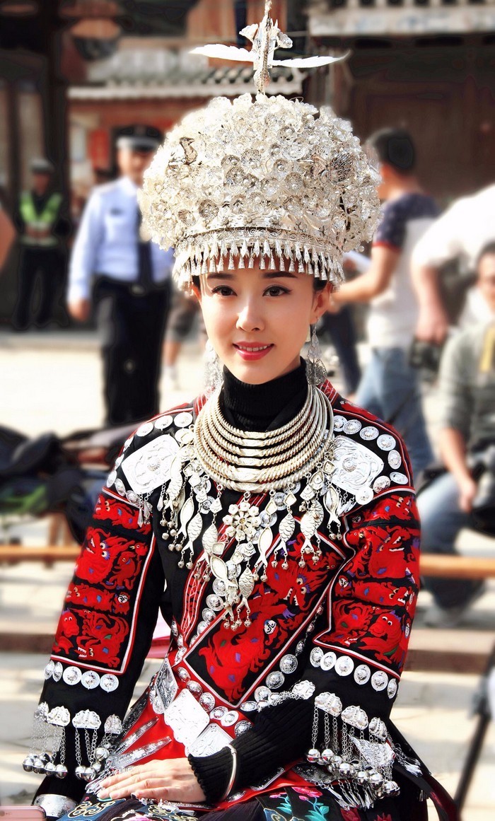 颜丹晨新戏开机 苗服加身演绎绣娘传奇