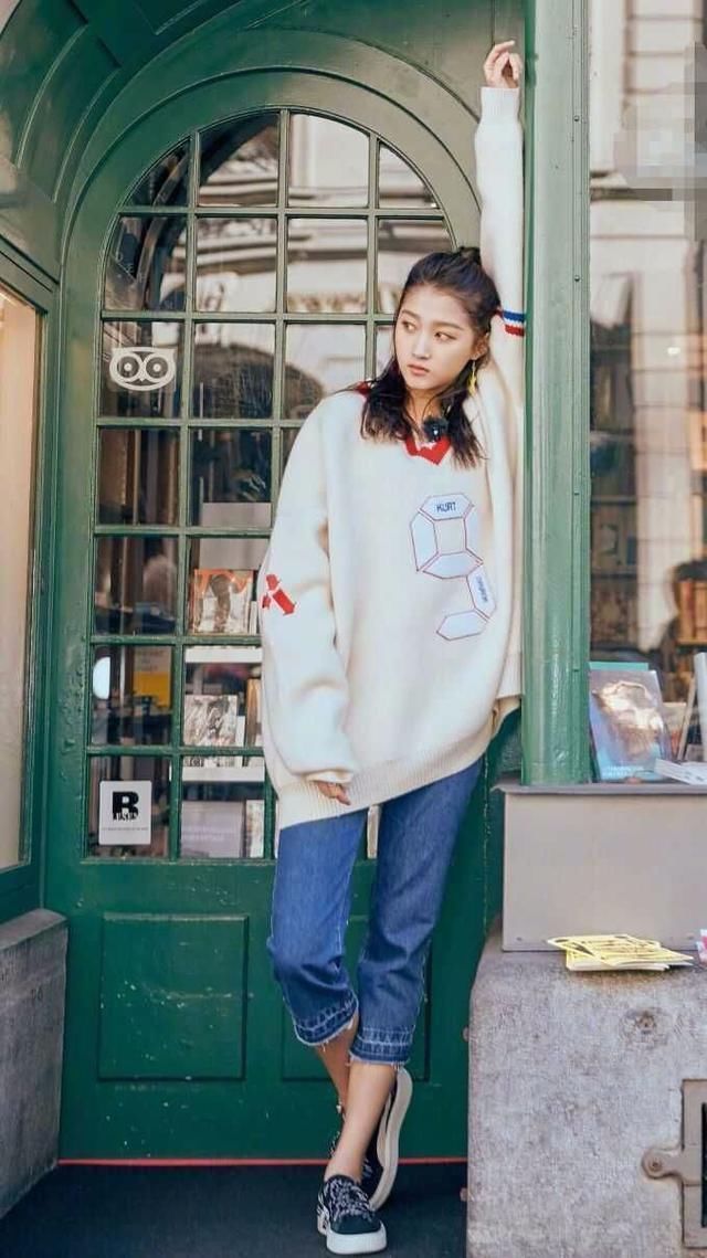 鹿晗与关晓彤穿情侣装同框秀恩爱,网友:这碗狗