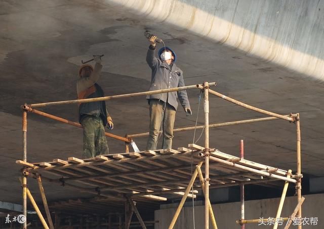 最新政策:农民工也给交社保,失业还给发工资,每