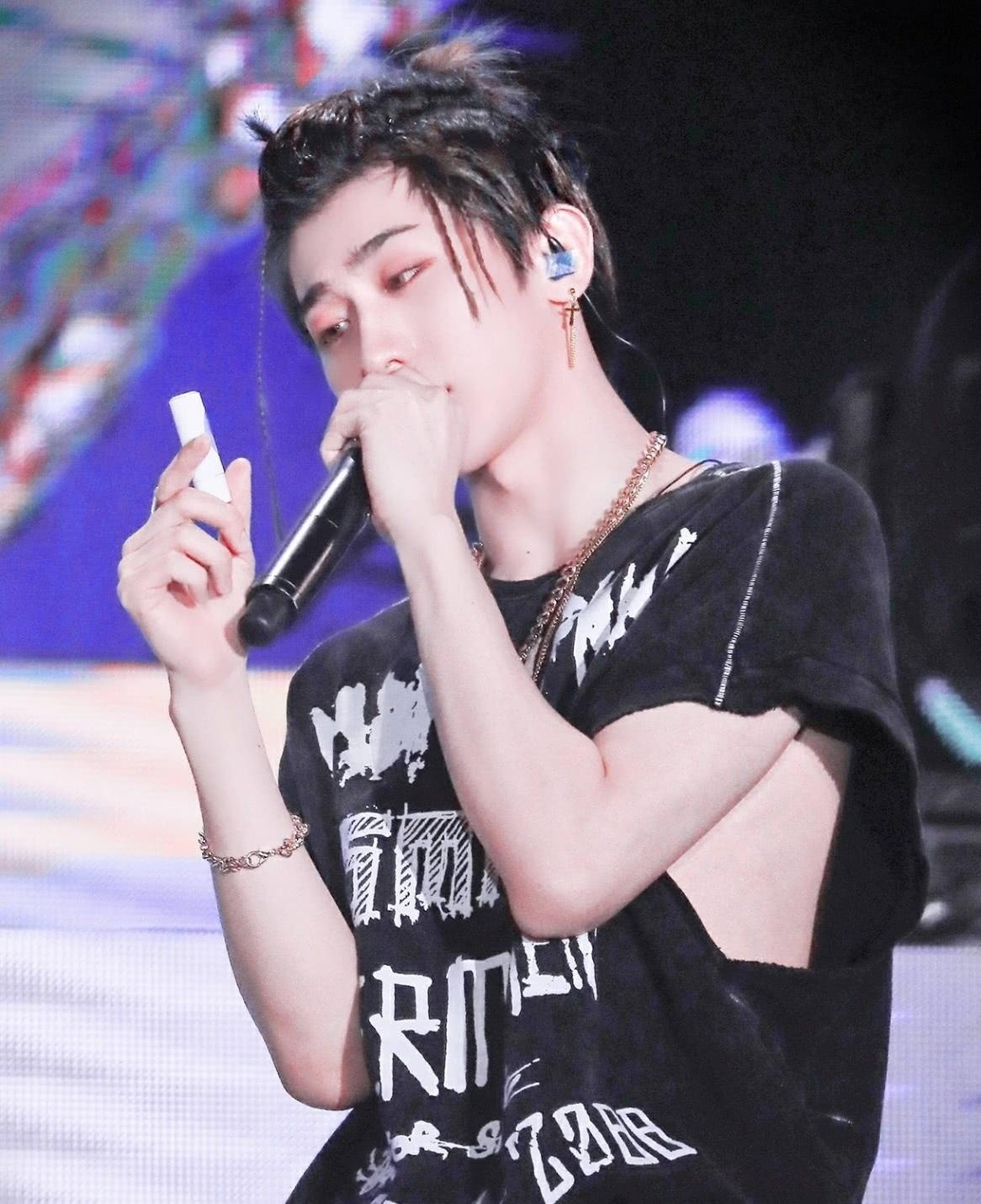 蔡徐坤舞台现场往下扔唇膏,男粉丝捡到后的举