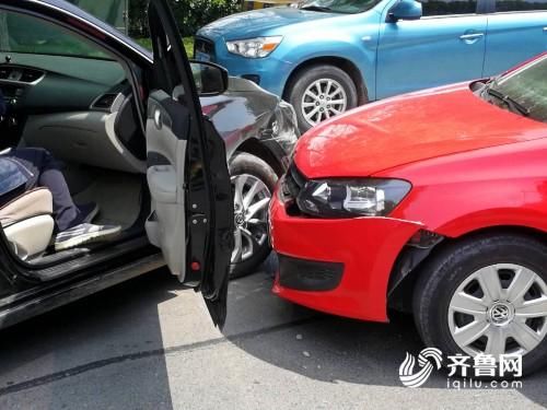 逆向行驶致三车相撞 潍坊安顺路隔离设施欠缺