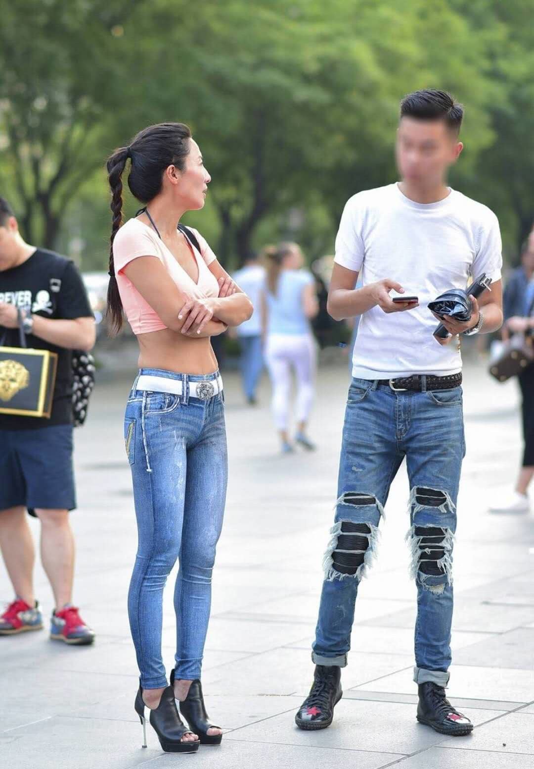 时尚熟女紧身牛仔裤勾勒修长美腿,健美平坦的