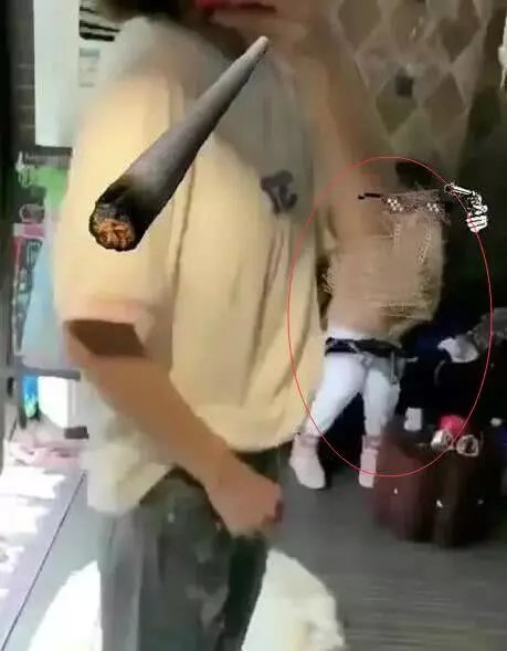 录抖音忘记关闭,妈妈洗澡、换衣服相继被播出