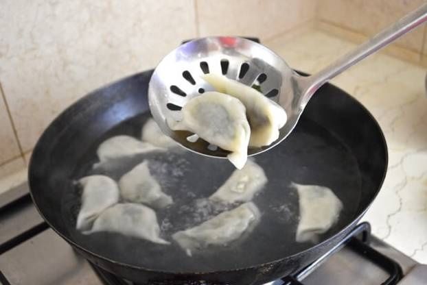 冬至吃饺子!用热水还是冷水?怎么煮不破不粘?