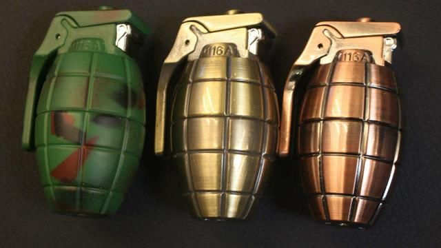 新兵不会扔手雷,师长无奈亲身示范,刚拉就爆炸当场殒命