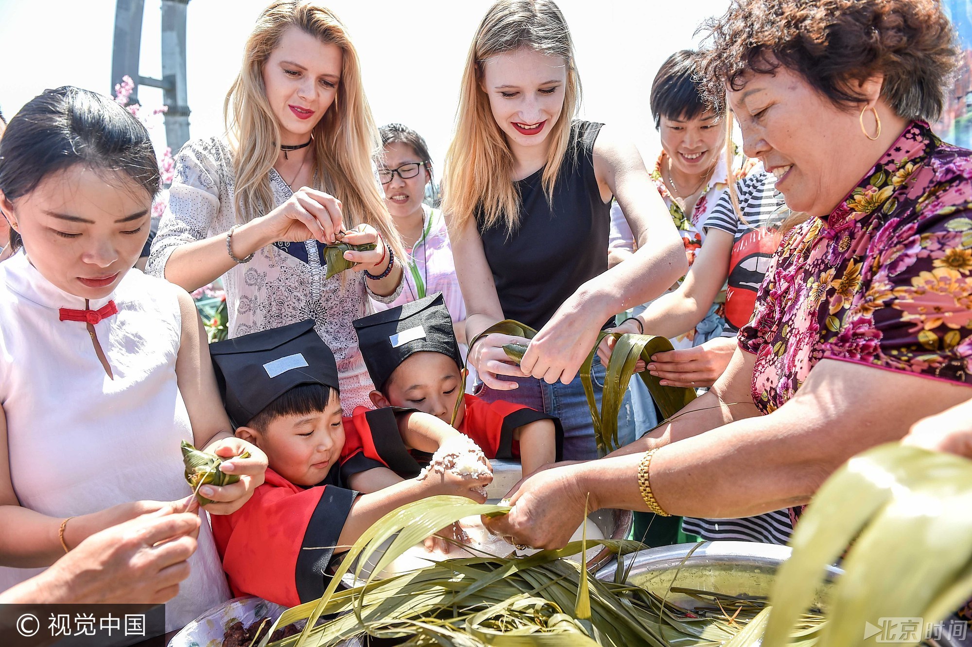 一场以“粽情飘香话端午”为主题的端午节主题活动在北京市石林峡景区举行。游客通过丰富多彩的活动体验传统文化，迎接端午节到来。