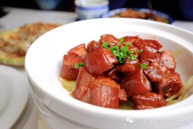 的油腻 在客家人眼里,只要有喜庆的事 都得来上一碗满满的客家焖猪肉