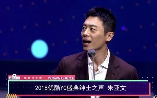 冬雨喂张一山吃棒棒糖?迪丽热巴金色吊带裙美