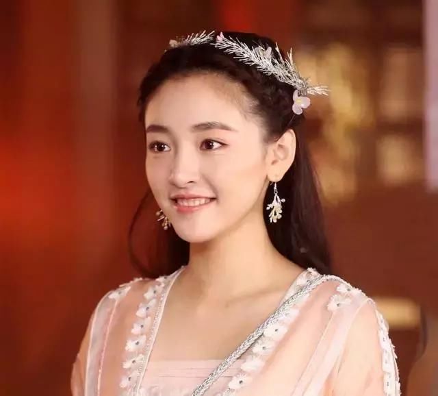 盘点古装刘海编发:赵丽颖甜霍思燕惹人怜,落落