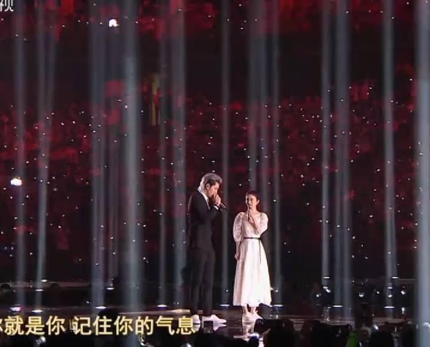 2018江苏卫视跨年晚会, 赵丽颖穿小白鞋, 清新