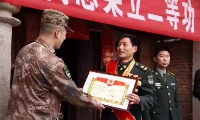 立功奖章送回家,让军人成为全社会尊崇的职业