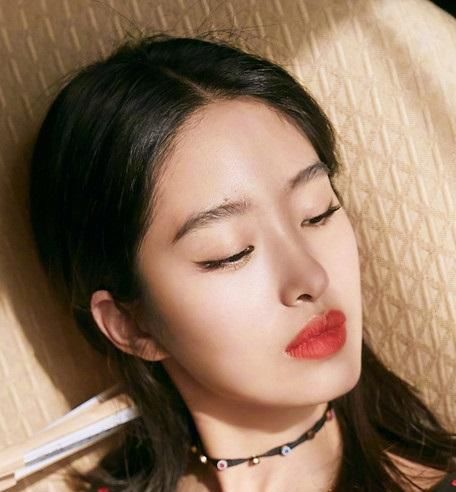 杨采钰亮相Dior高级定制秀,着黑色波点吊带裙