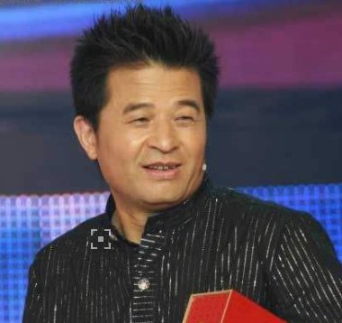 她20岁时在街上卖豆腐,毕福剑带她一曲成名,老