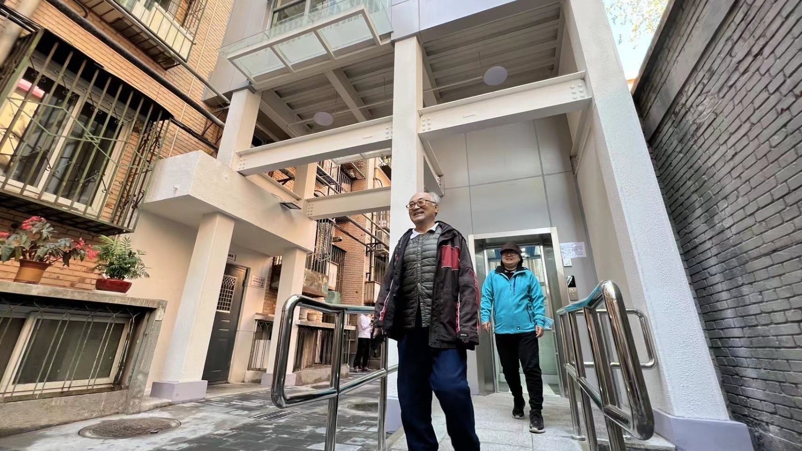 告别爬楼!西城区这个老楼加装电梯工程今天竣工交付 告别爬楼!西城区这个老楼加装电梯工程今天竣工交付