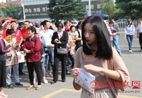 这考场颜值高能 宛如艺考现场