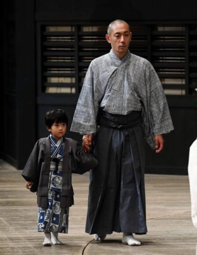 小林麻央4岁儿子登台演出市川海老藏开坛祈福 小林麻央4岁儿子登台演出市川海老藏开坛祈福