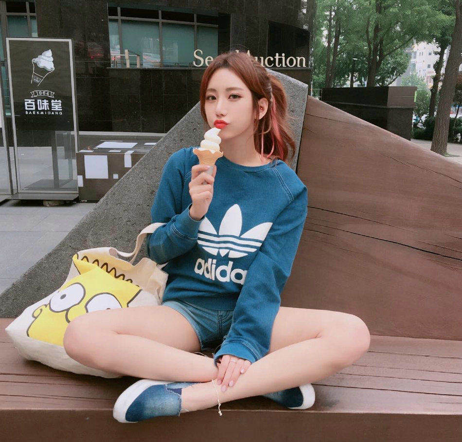 随后，有网友指出，她其实是韩国超人气私人健身教练芮呈和（Ye Junghwa），网友根据发音称她为艺正花。