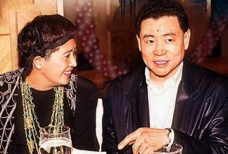66岁富豪刘銮雄带小娇妻参加生日宴,四位保镖