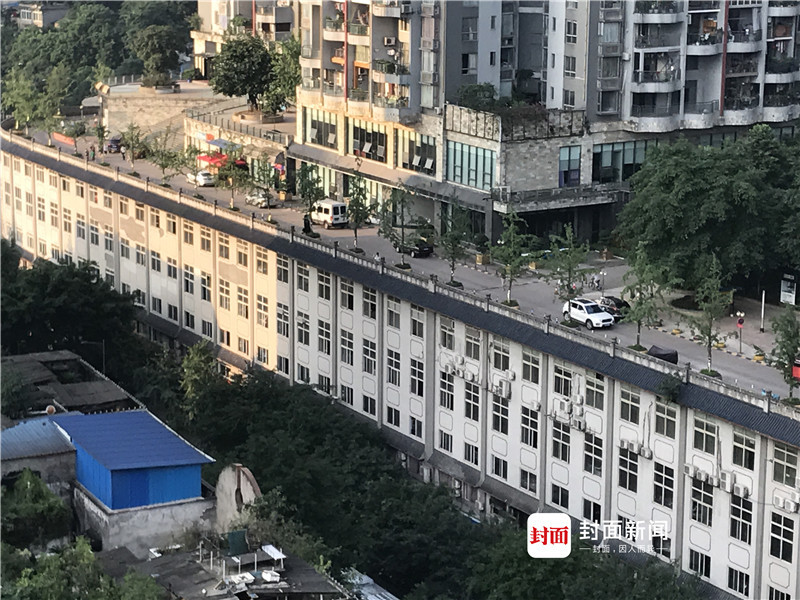 探访重庆楼顶上是公路网红建筑:居民认为正常得很