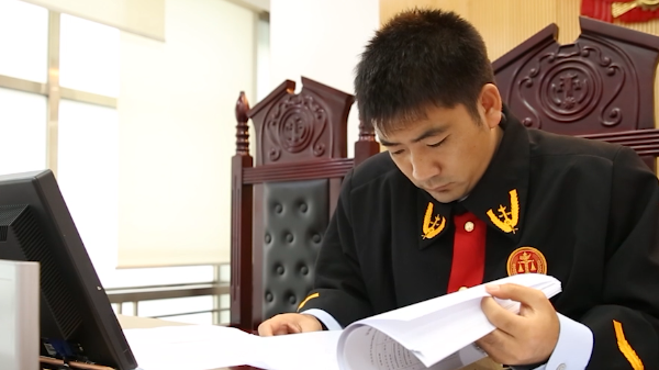 《时间故事 中国力量》系列之九《85后年轻法官的“人间大爱”》 《时间故事 中国力量》系列之九《85后年轻法官的“人间大爱”》