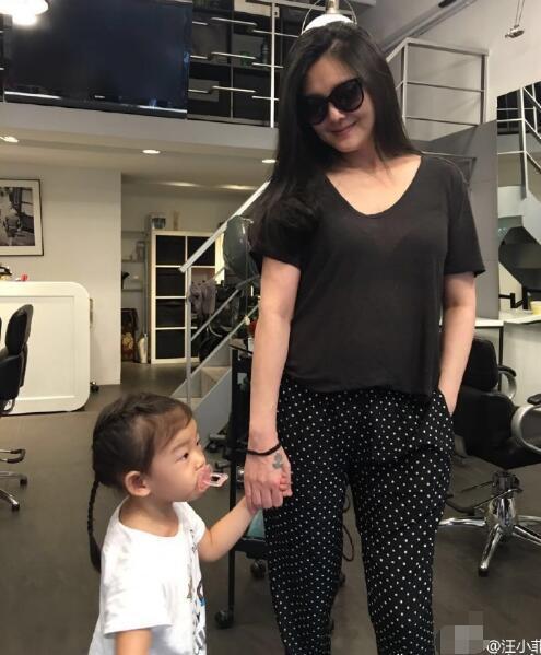 大S牵小玥儿给儿子理发 汪希箖越来越像汪小菲