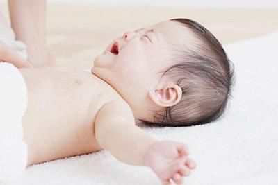 宝宝出生10天,肚脐又红又肿,发出臭味,竟然是因