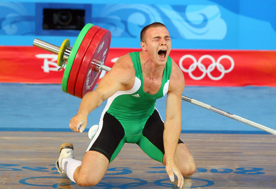 亚诺什是在自己的抓举最后一次试举时受伤的，当时他试举148公斤重的杠铃，但气力不足没能举起。