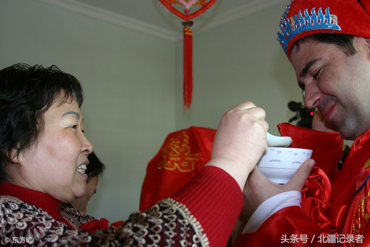 洋女婿中式婚礼娶妻16个幸福瞬间,吻脚尖塞红