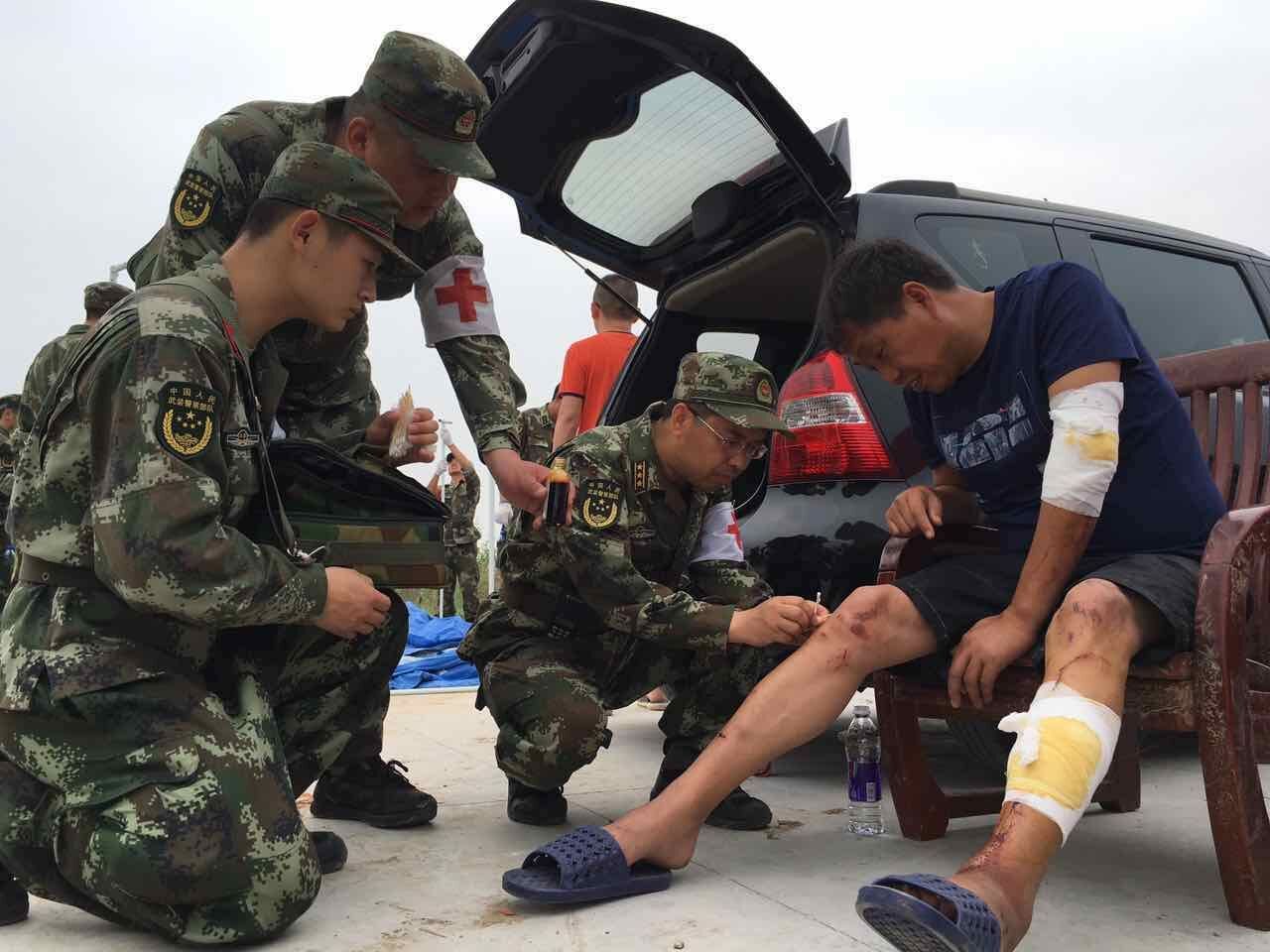 2016年6月23日，江苏盐城遭遇特大龙卷风冰雹灾害，武警江苏省总队迅速调集1200余名官兵紧急赶赴灾区救援。图为总队医疗分队开展巡诊活动。倪昊摄