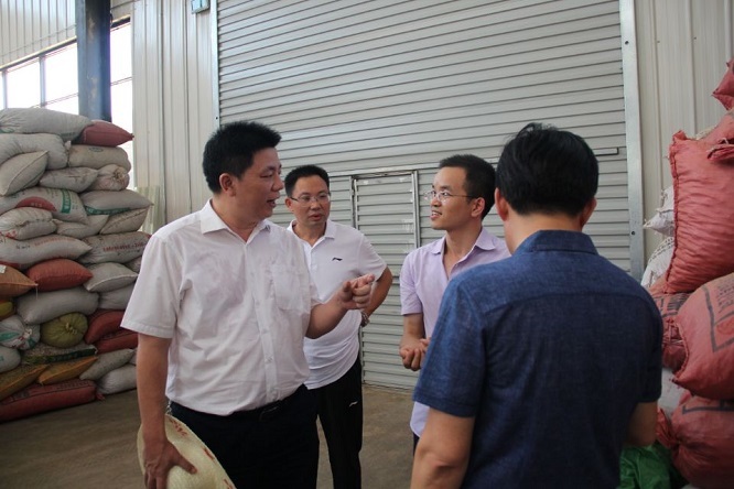 梁立坚现场办公为帮扶企业排忧解难