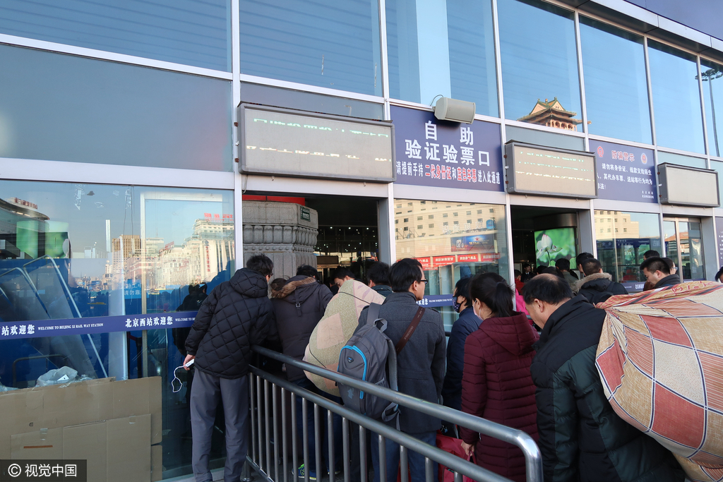 2016年12月5日，北京西站北广场进站口，人们用二代身份证及当次车票，通过人脸识别就可以自助验票，不需人工检票就可以进站乘车。据现场观察，人脸识别成功率在六七成左右。