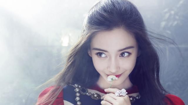 跑男团跨年合影,迪丽热巴露baby紧裹,从穿着就