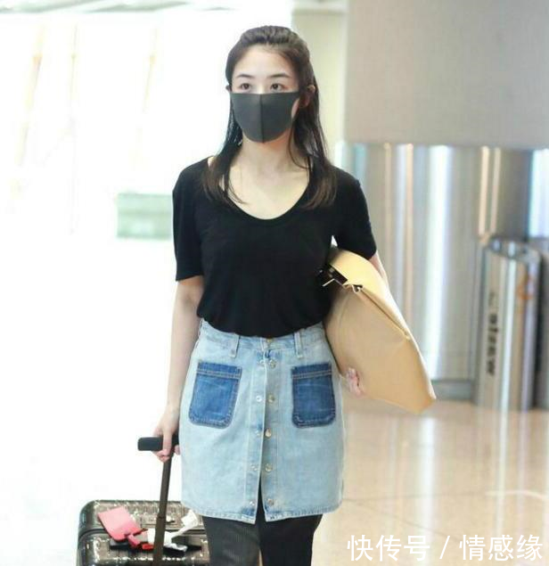 张含韵真敢穿,连衣裙外再套牛仔短裙,简直了!