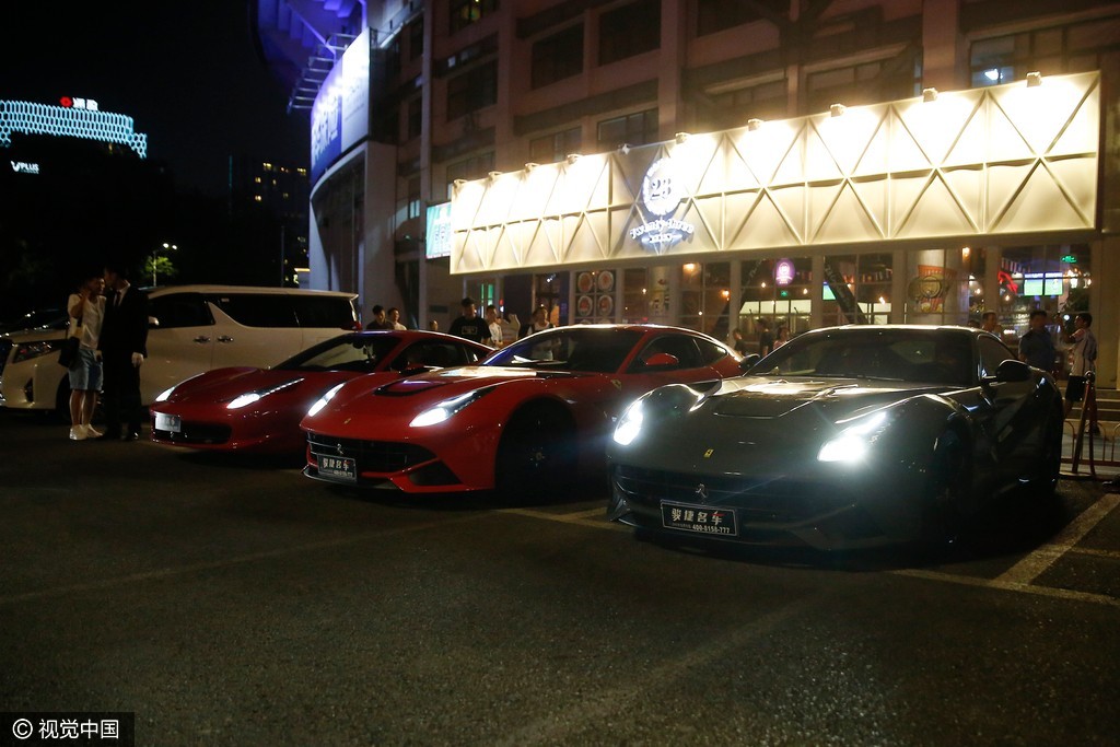 北京:酒吧开业邀数十辆超跑轿车聚集工体造势
