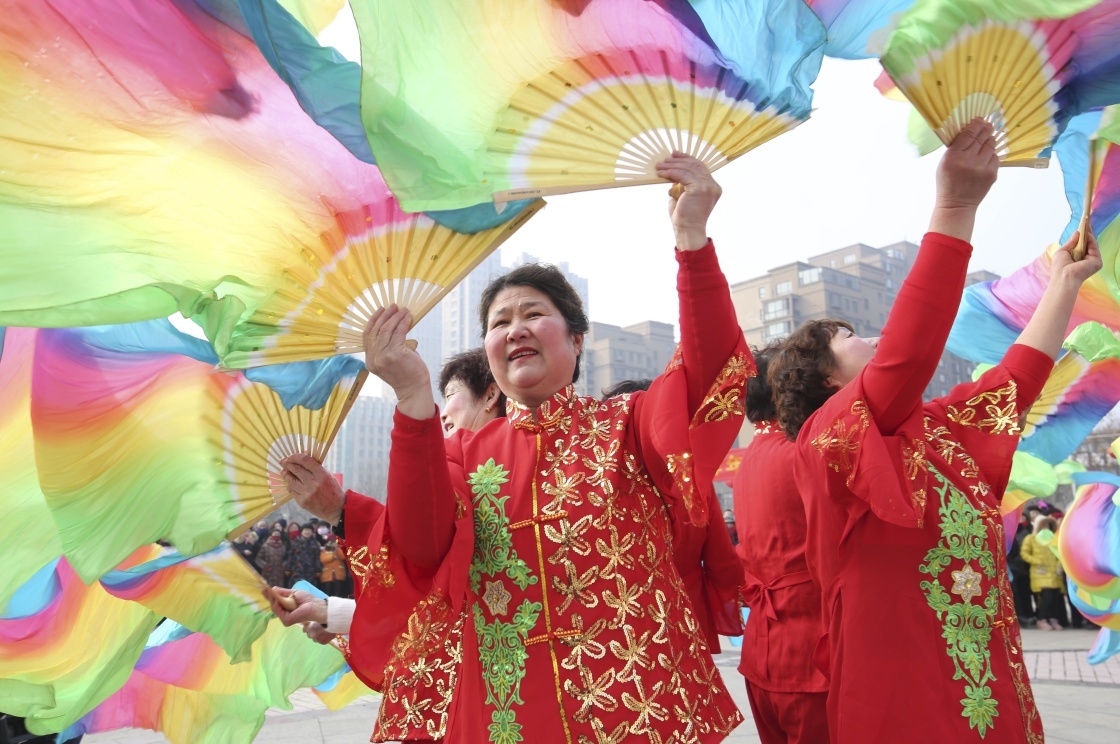 2月11日,一支秧歌队在山东省临沂市城邦广场进行表演.