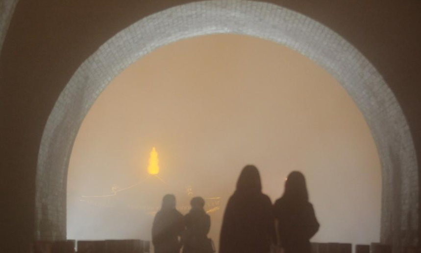 在强浓雾中行走的民众。