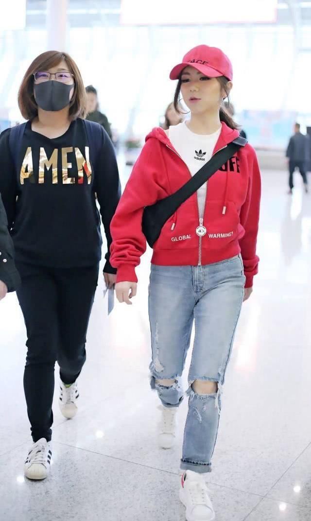 邓紫棋这次不穿皮裤,却喜欢穿破洞牛仔裤 网友