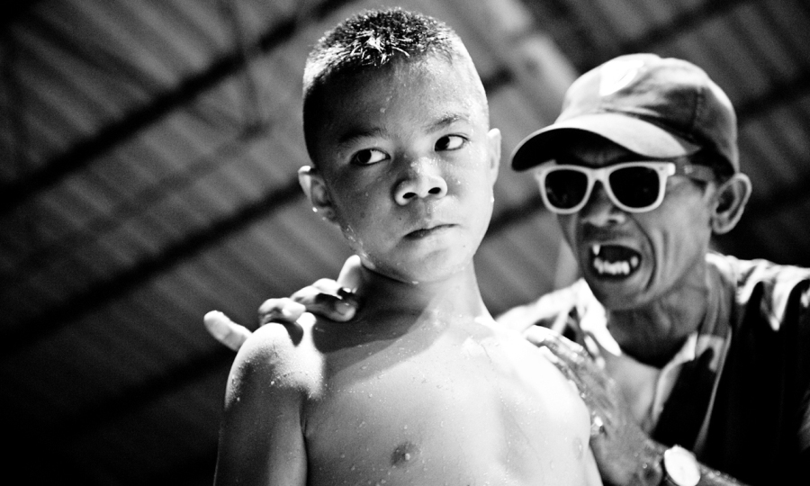 泰国有6000多家注册拳馆，注册的职业拳手近65760人，加上其他非职业的拳手，从业人员达到数十万人，包括3万多人的童子军。政府规定，参加比赛的泰拳手不得低于15岁，但很少有人会执行。