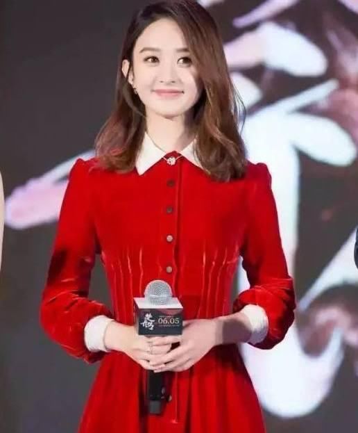 30岁赵丽颖身着鲜红天鹅绒连衣裙撞衫25岁金