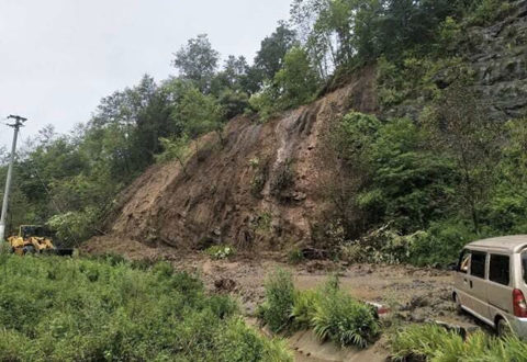 图为六盘水市乡镇道路受暴雨影响山体滑坡(六盘水市气象局 供图)